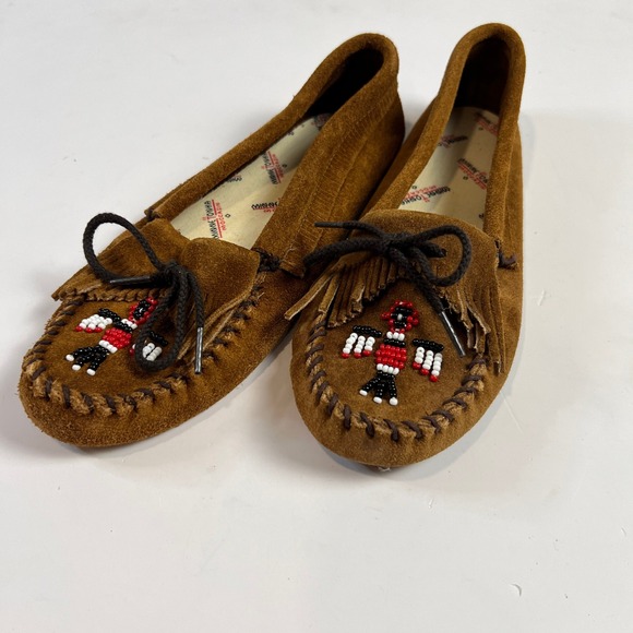 NEW Minnetonka Moccasins Women Brown Suede Beaded Thunderbird Fringe Slip On  7 - Picture 11 of 12